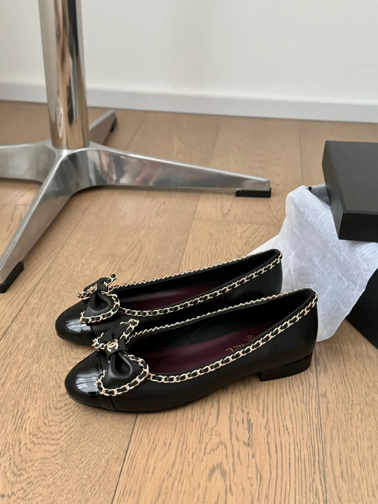 👟👟Ex-factory price 580👟👟 Purchasing agent Chanel Xiaoxiang 24A new chain double C thick heel shoes! 1:1 replica of the original. A classic among classics. It is perfect whether paired with trousers or skirts. The small round head design is very good at modifying the shape of the feet. A must-have for little fairies! The upper is made of imported lambskin, the lining is top-grade mixed sheepskin, and the outsole is imported Italian cowhide. Heel height: 2.5cm. Size: 35-39 (40/41/42/43 customized)